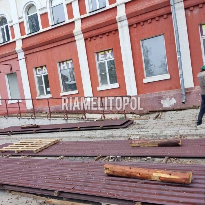 Оккупанты перебросили в Мелитополь подкрепление из "мобиков" и собираются обустроить казармы на фабрике – СМИ