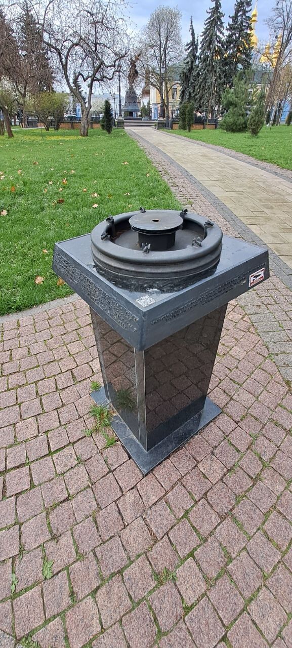 У Києві невідомий пошкодив та намагався вкрасти 3D-мініатюру фонтану Архистратига Михаїла. Фото