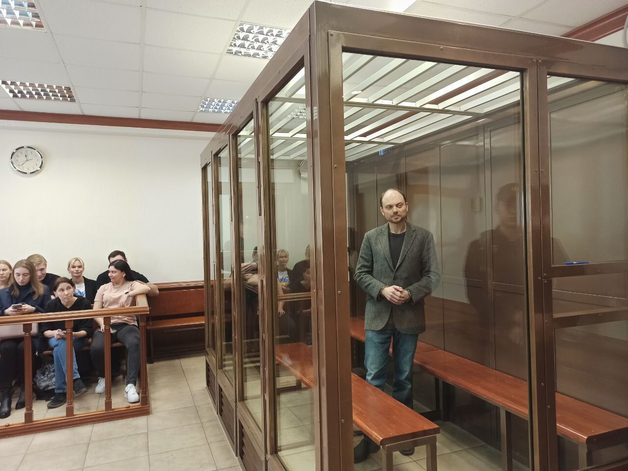 Российский оппозиционер Кара-Мурза приговорен к 25 годам колонии: после приговора он заявил, что РФ будет свободной. Видео 