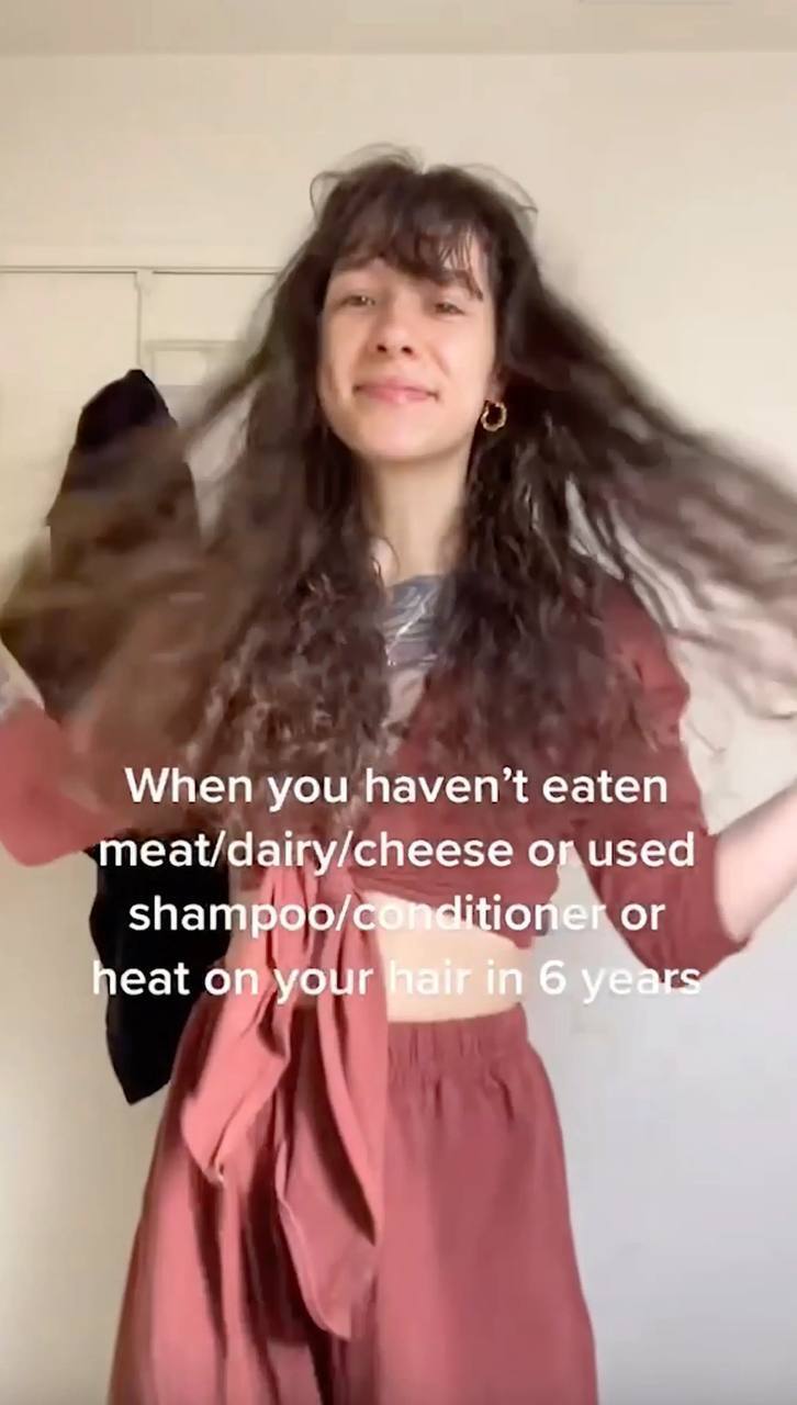 Женщина не пользовалась шампунем шесть лет и показала, что произошло с ее волосами. Фото