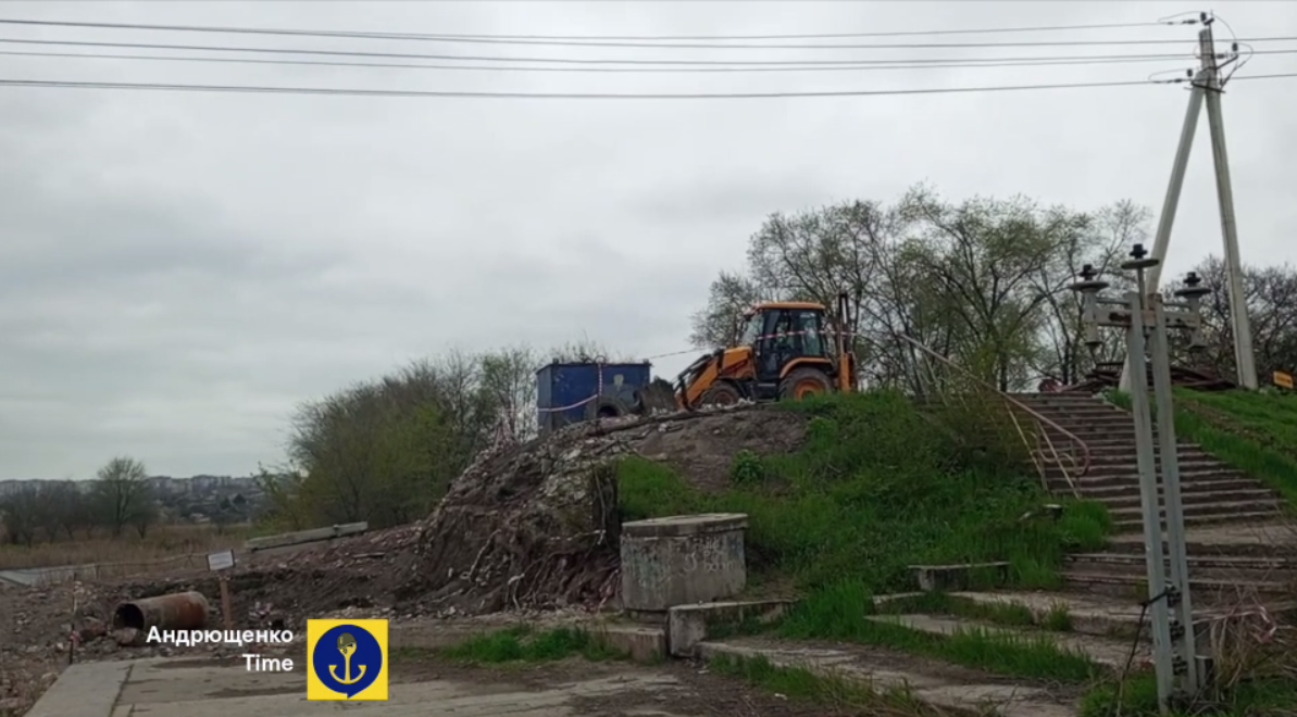 Засыпали шлаком: оккупанты уничтожают реку Кальчик в Мариуполе. Видео