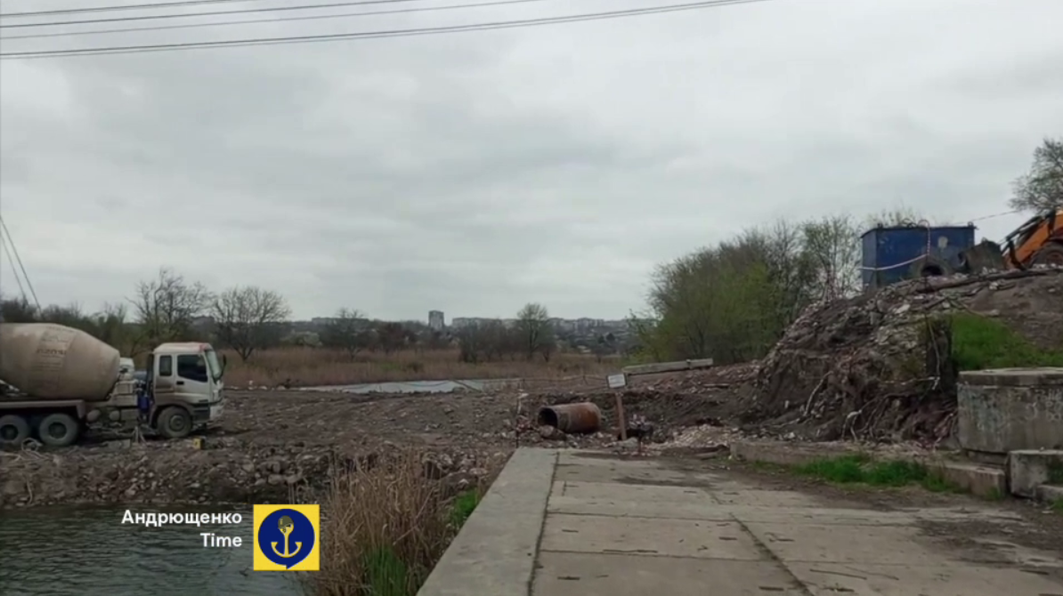 Засыпали шлаком: оккупанты уничтожают реку Кальчик в Мариуполе. Видео