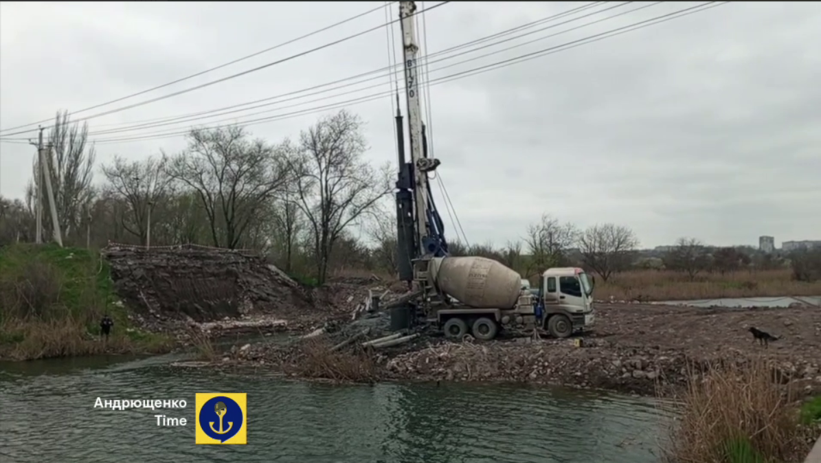 Засипали шлаком: окупанти знищують річку Кальчик у Маріуполі. Відео 