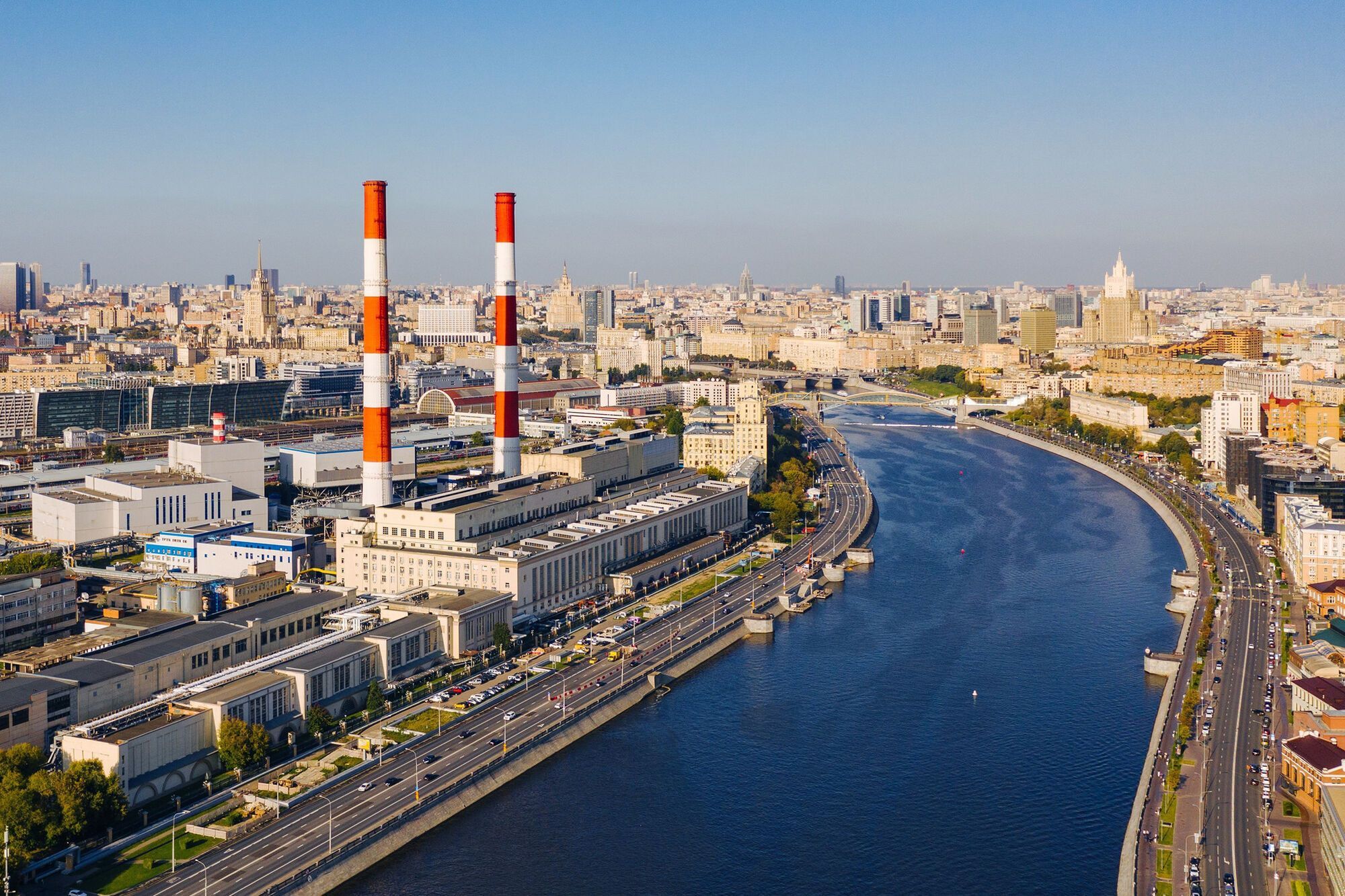 В Москве вспыхнул мощный пожар в районе ТЭЦ, поднялся столб дыма. Видео