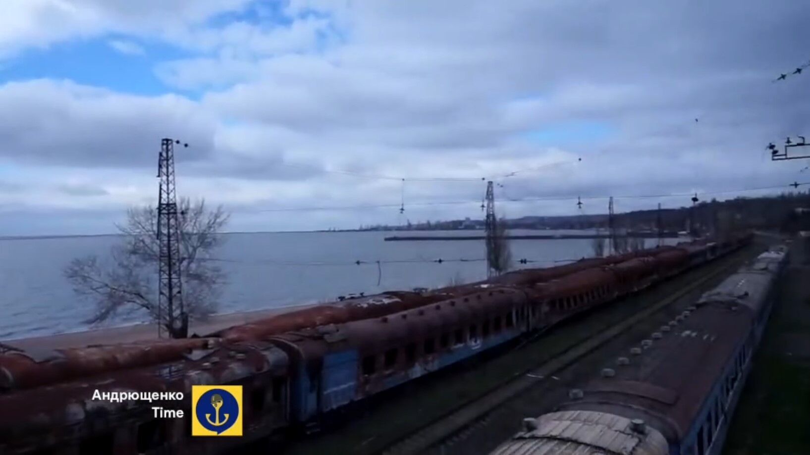 Мертвые дельфины и ржавые поезда: в сети одним видео из Мариуполя показали, что принесли оккупанты. Видео