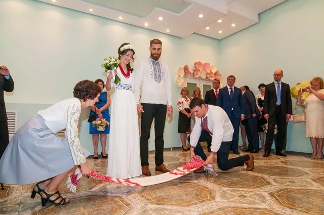 Павел Вышебаба, который развелся четыре года назад, впервые показал новую возлюбленную и поразил романтической историей знакомства. Фото