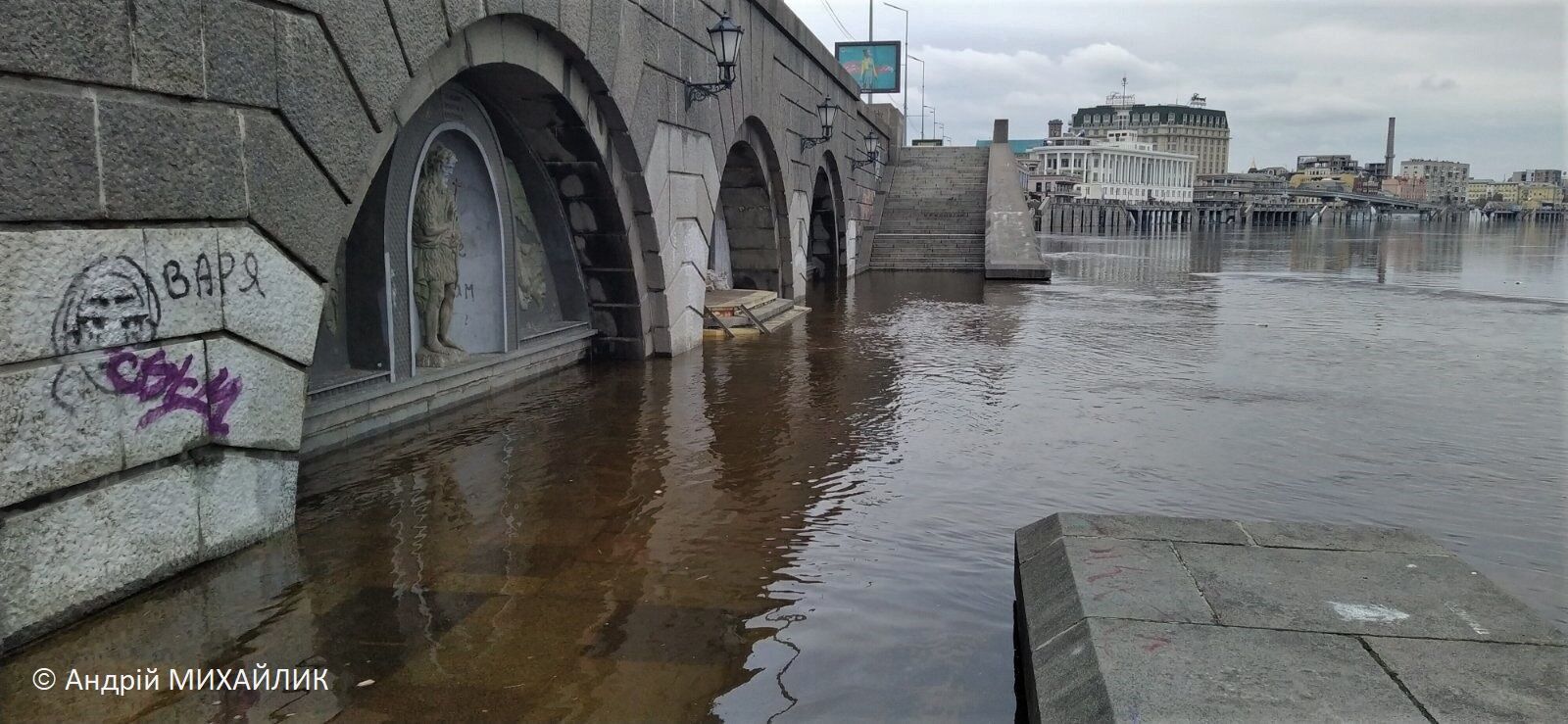 В Киеве уровень воды в Днепре немного спал, но пик паводка еще впереди: подробности