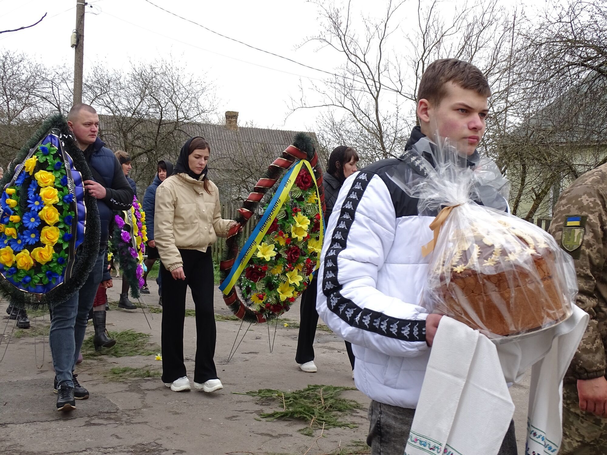 Не чекав повістки, а пішов на фронт добровольцем: на Волині попрощалися із загиблим у боях Володимиром Сохацьким. Фото