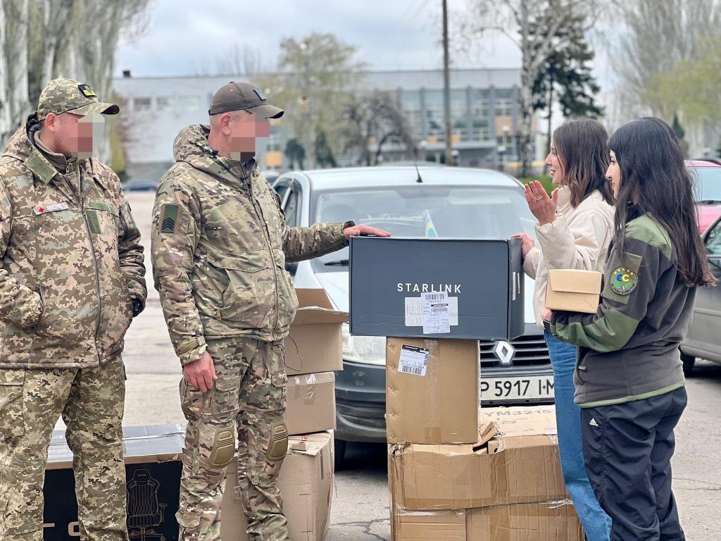 Десять бригад ЗСУ отримали святкові Military BOX та техніку від волонтерів "Солідарної молоді"