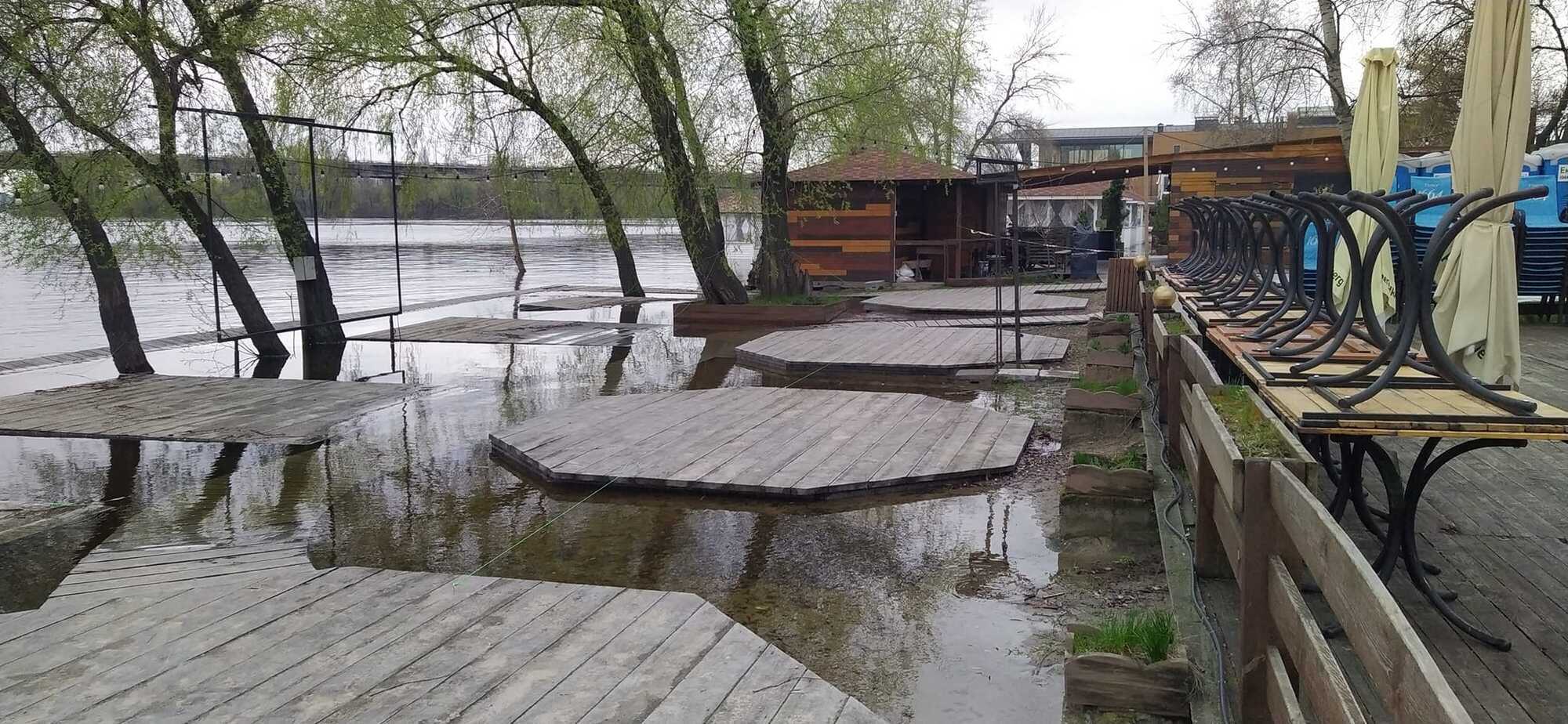 У Києві рівень води у Дніпрі трохи спав, але пік паводка ще попереду: подробиці