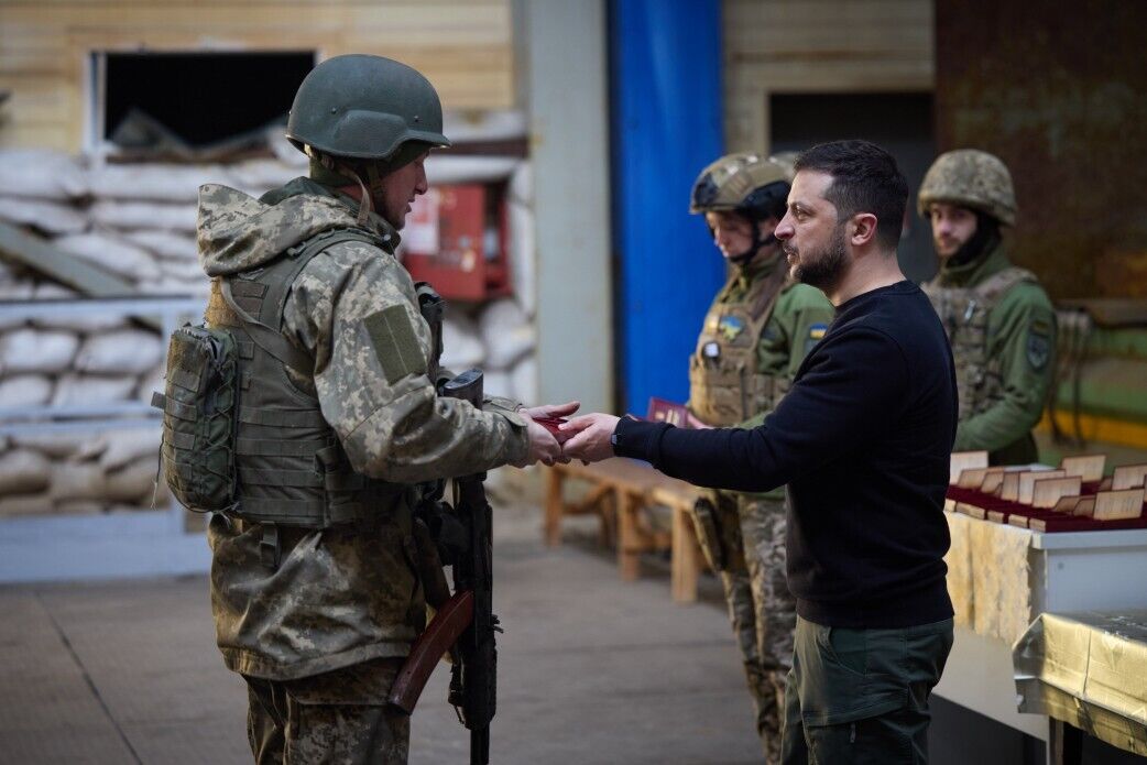 Зеленський відвідав передові позиції ЗСУ на Донеччині ﻿і вручив воїнам нагороди. Фото і відео