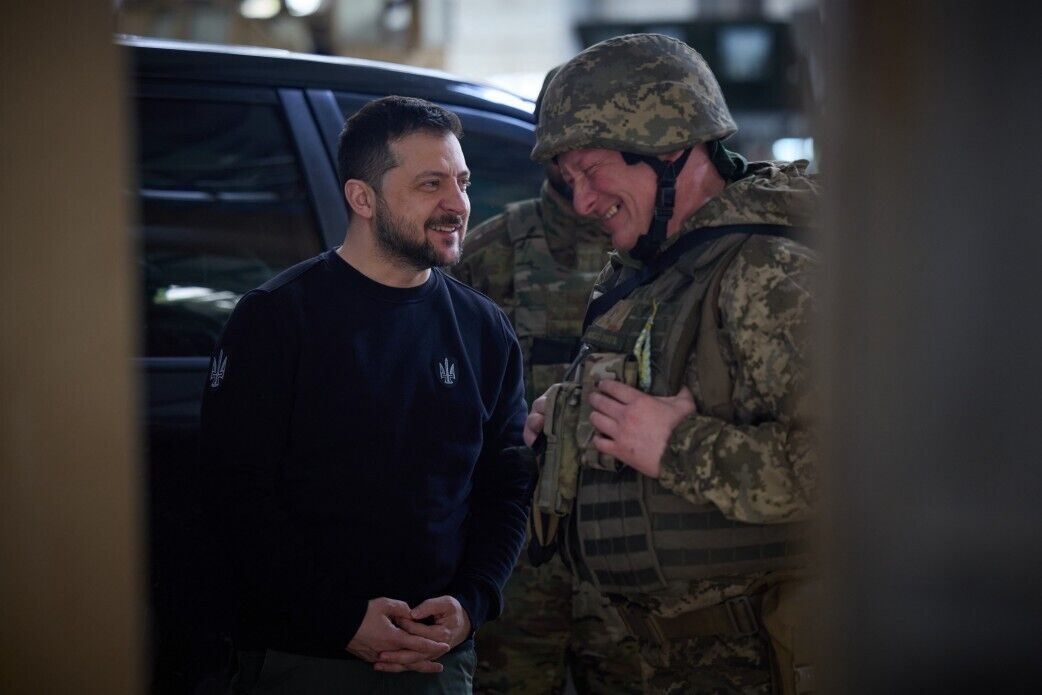 Зеленський відвідав передові позиції ЗСУ на Донеччині ﻿і вручив воїнам нагороди. Фото і відео