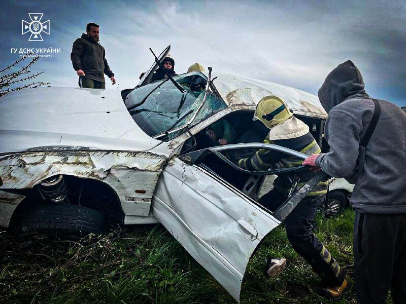 В Киевской области BMW на скорости съехал в кювет и перевернулся: есть погибший. Фото