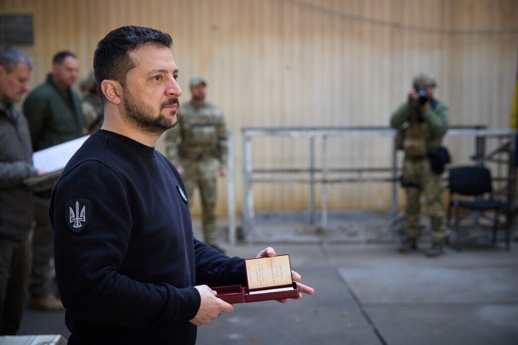 Зеленський відвідав передові позиції ЗСУ на Донеччині ﻿і вручив воїнам нагороди. Фото і відео