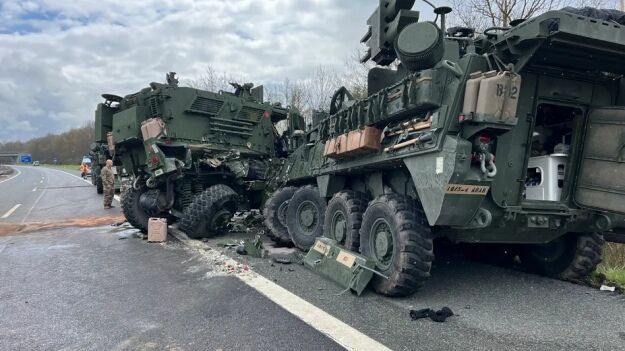 В Германии столкнулись несколько бронеавтомобилей армии США: минимум семь пострадавших. Фото