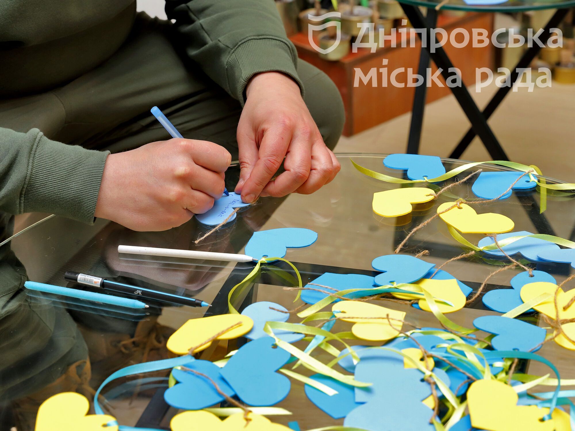 "Каждый должен помогать так, как может": педагоги и школьники Днепра рассказали, как вместе поддерживают ВСУ