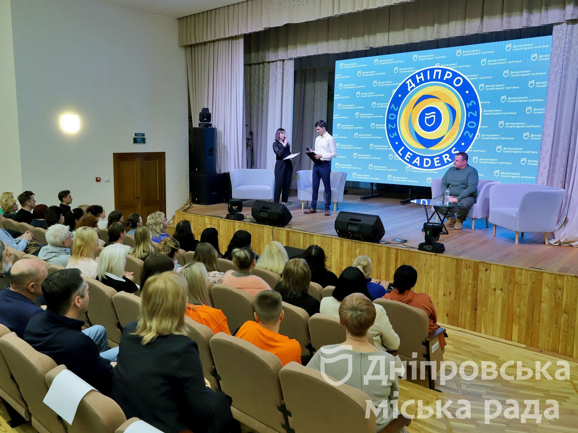 "Каждый должен помогать так, как может": педагоги и школьники Днепра рассказали, как вместе поддерживают ВСУ