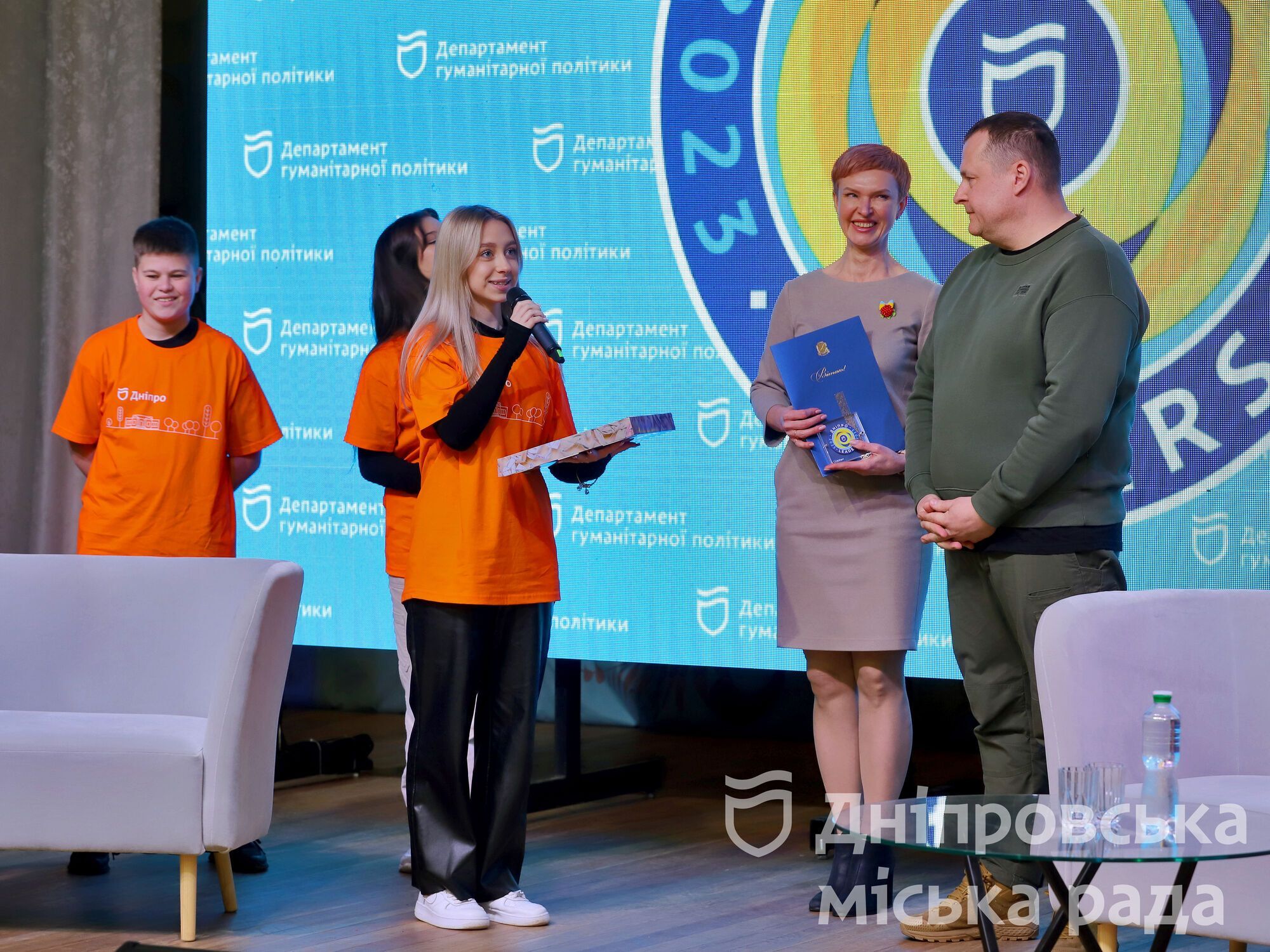 "Каждый должен помогать так, как может": педагоги и школьники Днепра рассказали, как вместе поддерживают ВСУ