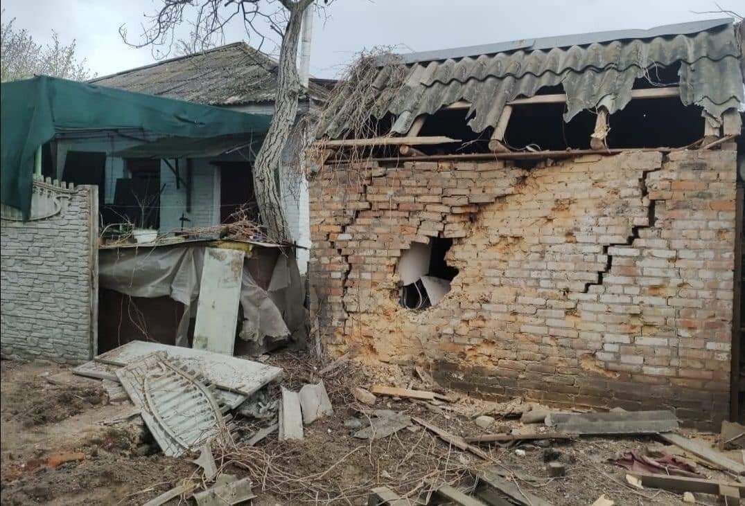 Войска России обстреляли Никополь из артиллерии: разрушены жилые дома, есть раненый. Фото