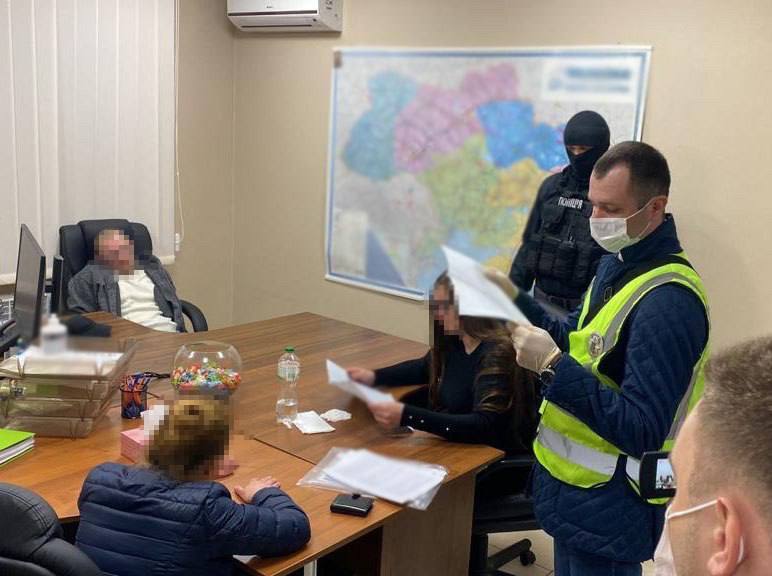 В Киеве мошенники-рецидивисты организовали "бизнес" по продаже квартир по поддельным документам. Фото