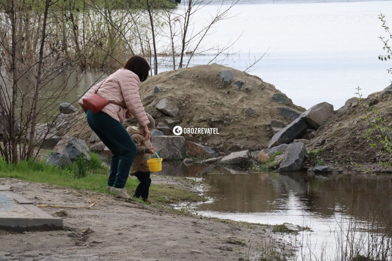 Рибалки та качки на лавках: у Києві Дніпро затопив територію Гідропарку. Фоторепортаж