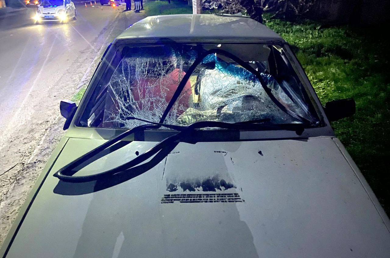 На Київщині п’яний водій на зустрічній смузі протаранив авто та збив жінку з двома дітьми. Фото