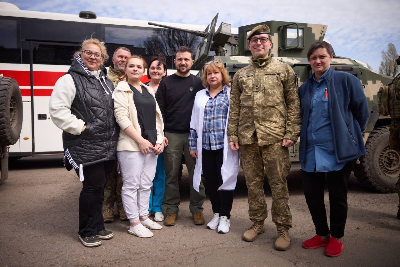 Зеленский посетил раненых военных в госпитале и вручил защитникам награды. Фото и видео