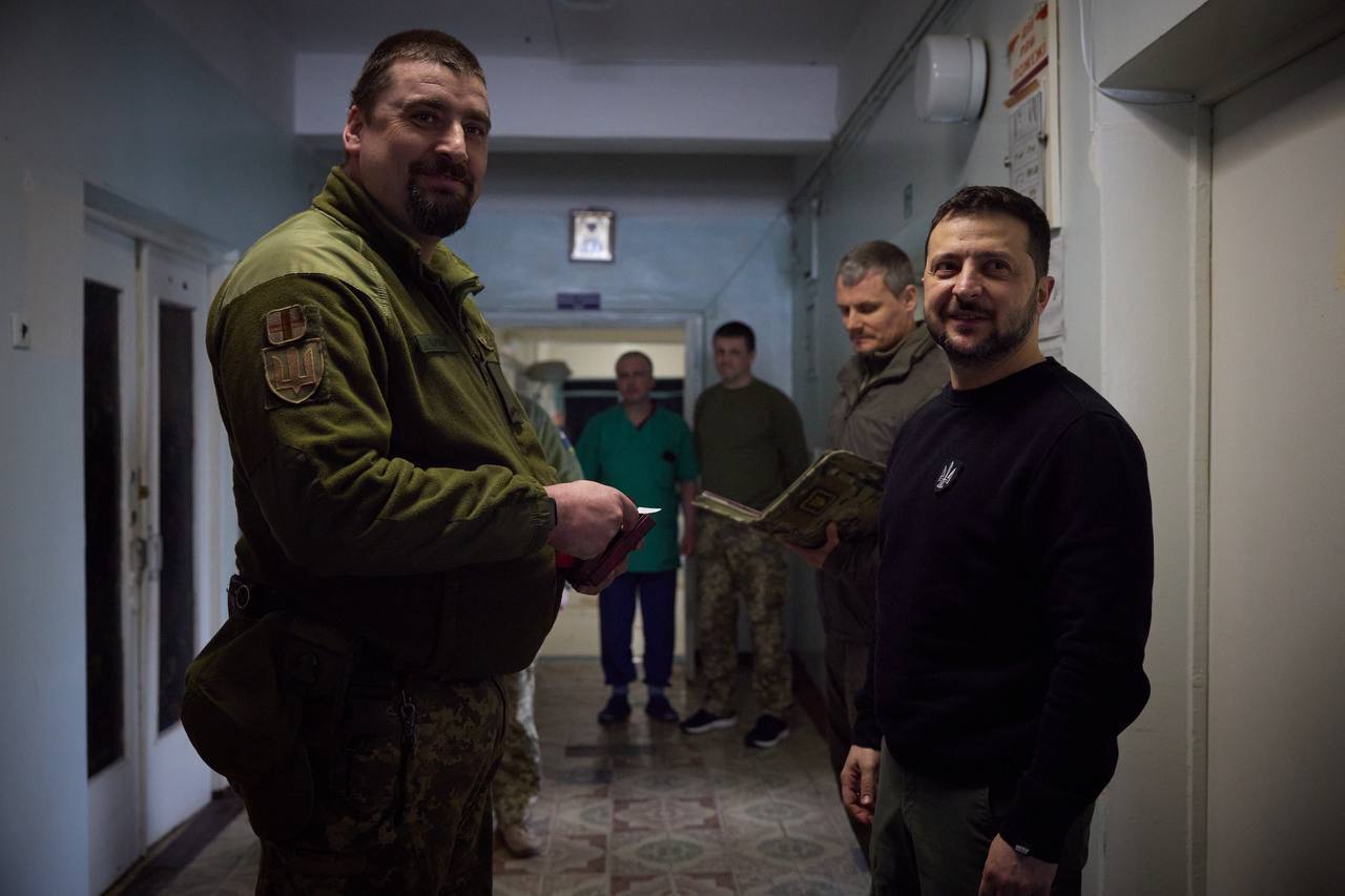 Зеленский посетил раненых военных в госпитале и вручил защитникам награды. Фото и видео