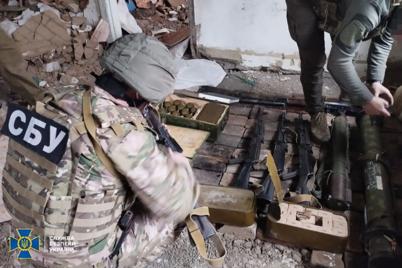 В Луганской области СБУ обнаружила схрон с российским оружием: арсенал гранат и автоматов. Фото