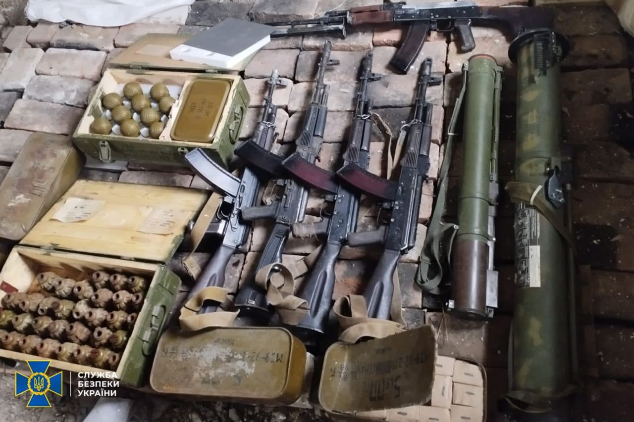 В Луганской области СБУ обнаружила схрон с российским оружием: арсенал гранат и автоматов. Фото