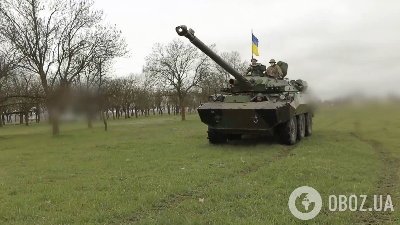 AMX-10RC с украинским флагом