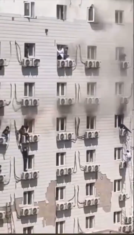 В Пекине из-за масштабного пожара в больнице погибли десятки человек: они оказались в огненной ловушке. Видео