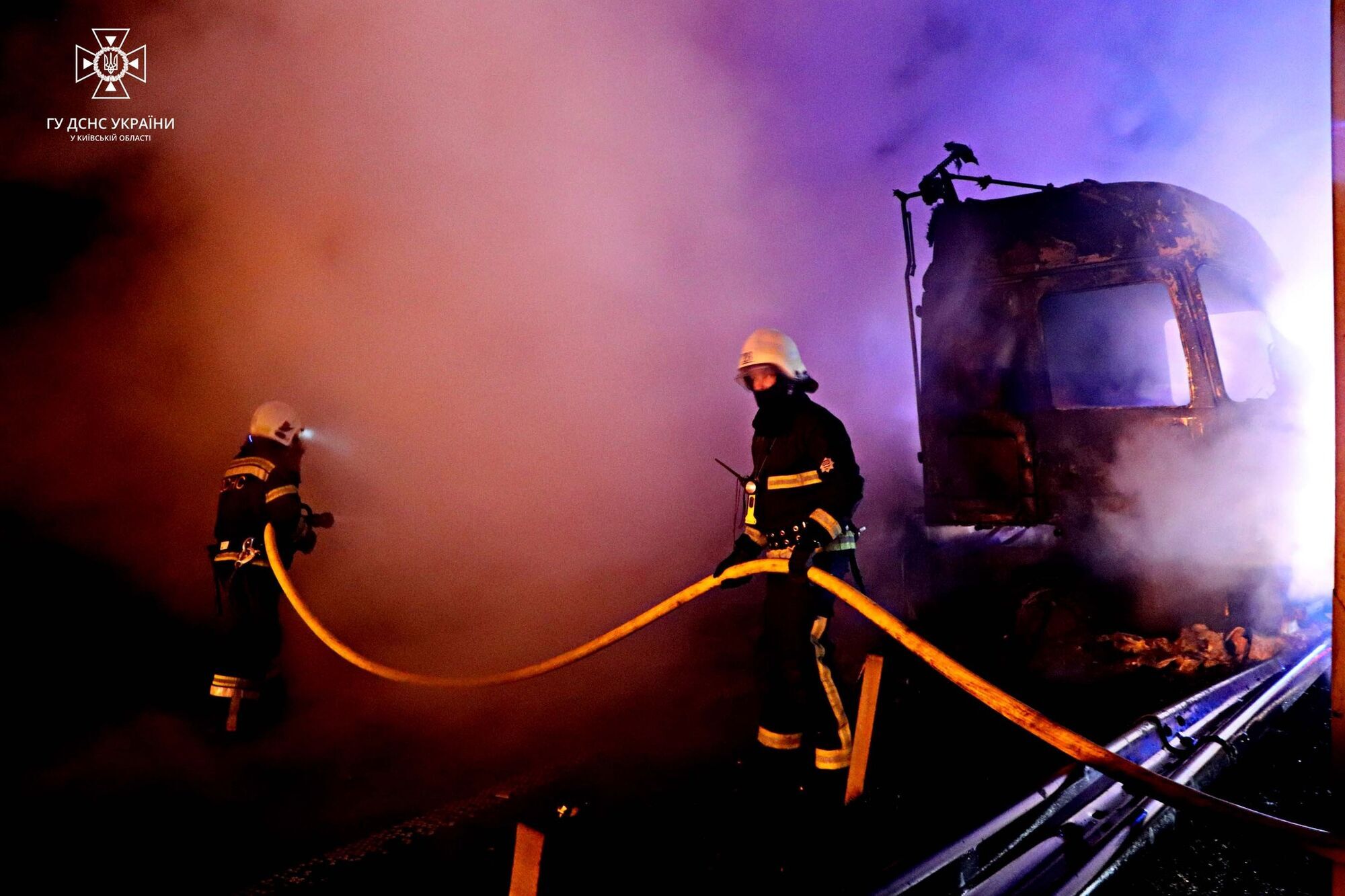 В Киевской области в результате ДТП сгорели три грузовика: есть погибшие. Фото