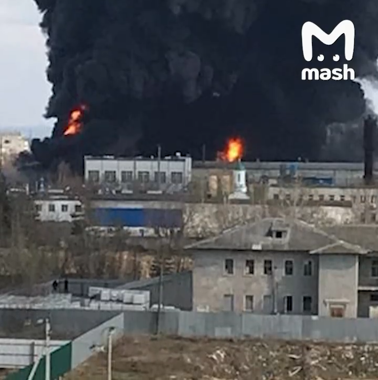В Дзержинске вспыхнул мощный пожар на заводе, поднялся столб черного дыма. Видео