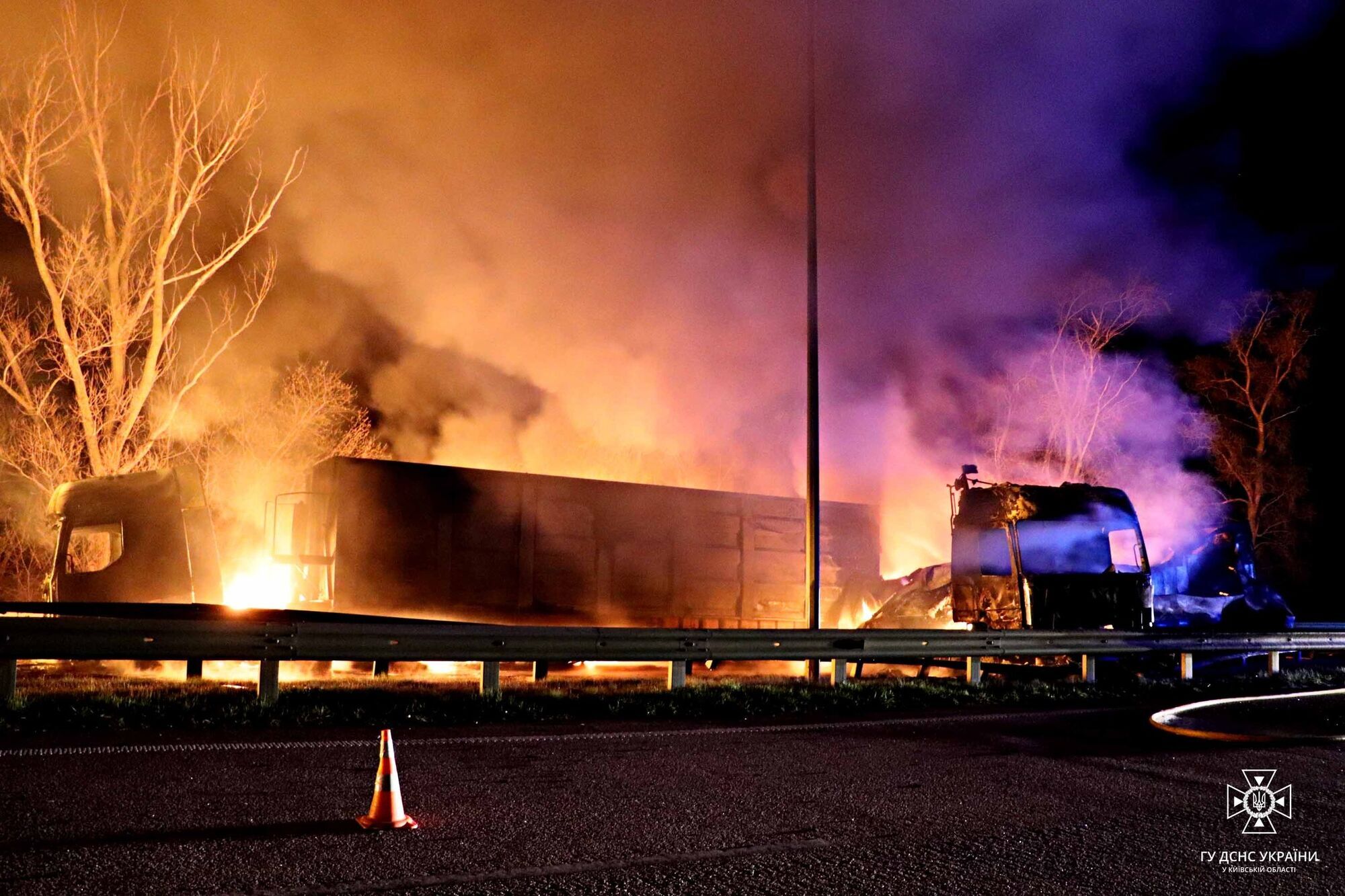 На Київщині внаслідок ДТП згоріли три вантажівки: є загиблі. Фото