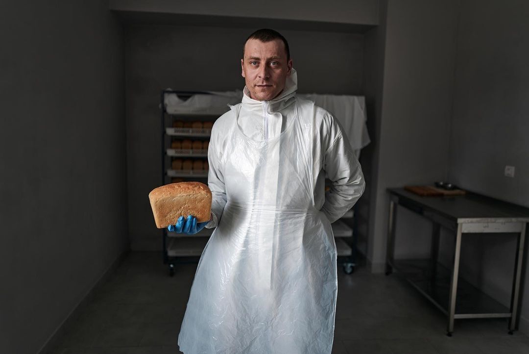 Выглядят чистыми и сытыми: фотографы Либеровы показали, в каких условиях живут российские пленные в Украине. Фото