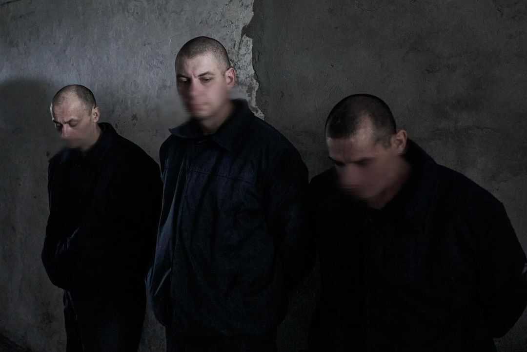 Выглядят чистыми и сытыми: фотографы Либеровы показали, в каких условиях живут российские пленные в Украине. Фото