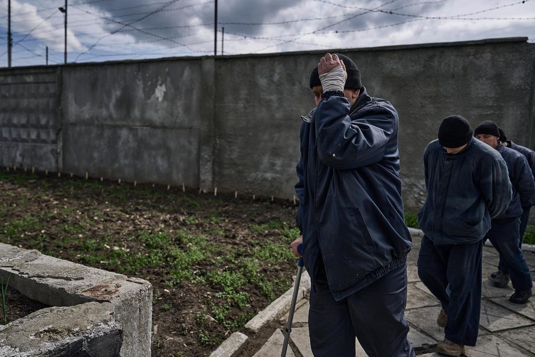 Выглядят чистыми и сытыми: фотографы Либеровы показали, в каких условиях живут российские пленные в Украине. Фото