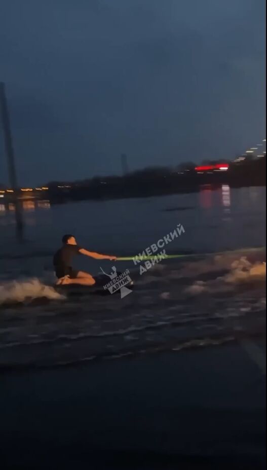 В Киеве молодежь устроила водные аттракционы на затопленной парковке у Северного моста. Видео