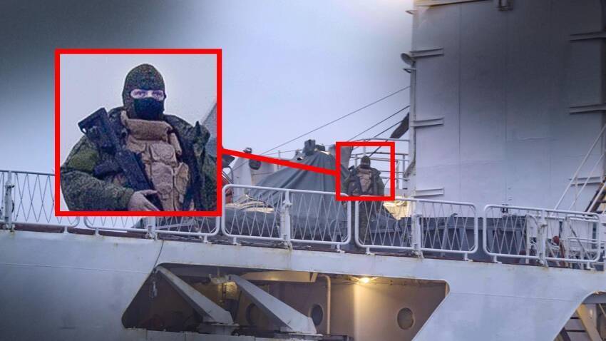 На палубі з'явилася озброєна людина