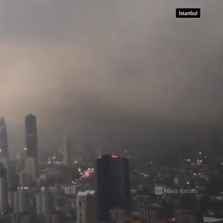 День превратился в ночь: в Стамбуле огромное черное облако вмиг погрузило город во тьму. Видео