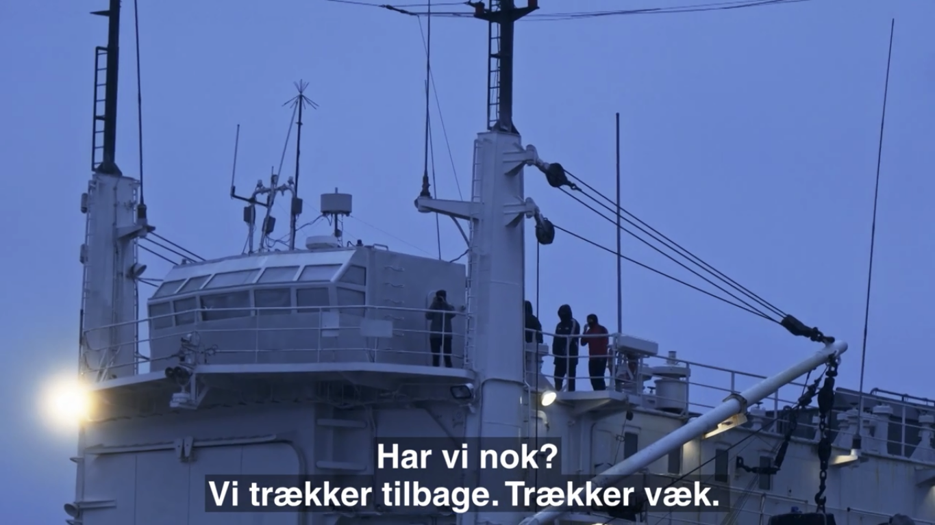 Люди в масках вийшли на палубу, коли журналісти човном знімали корабель на відео