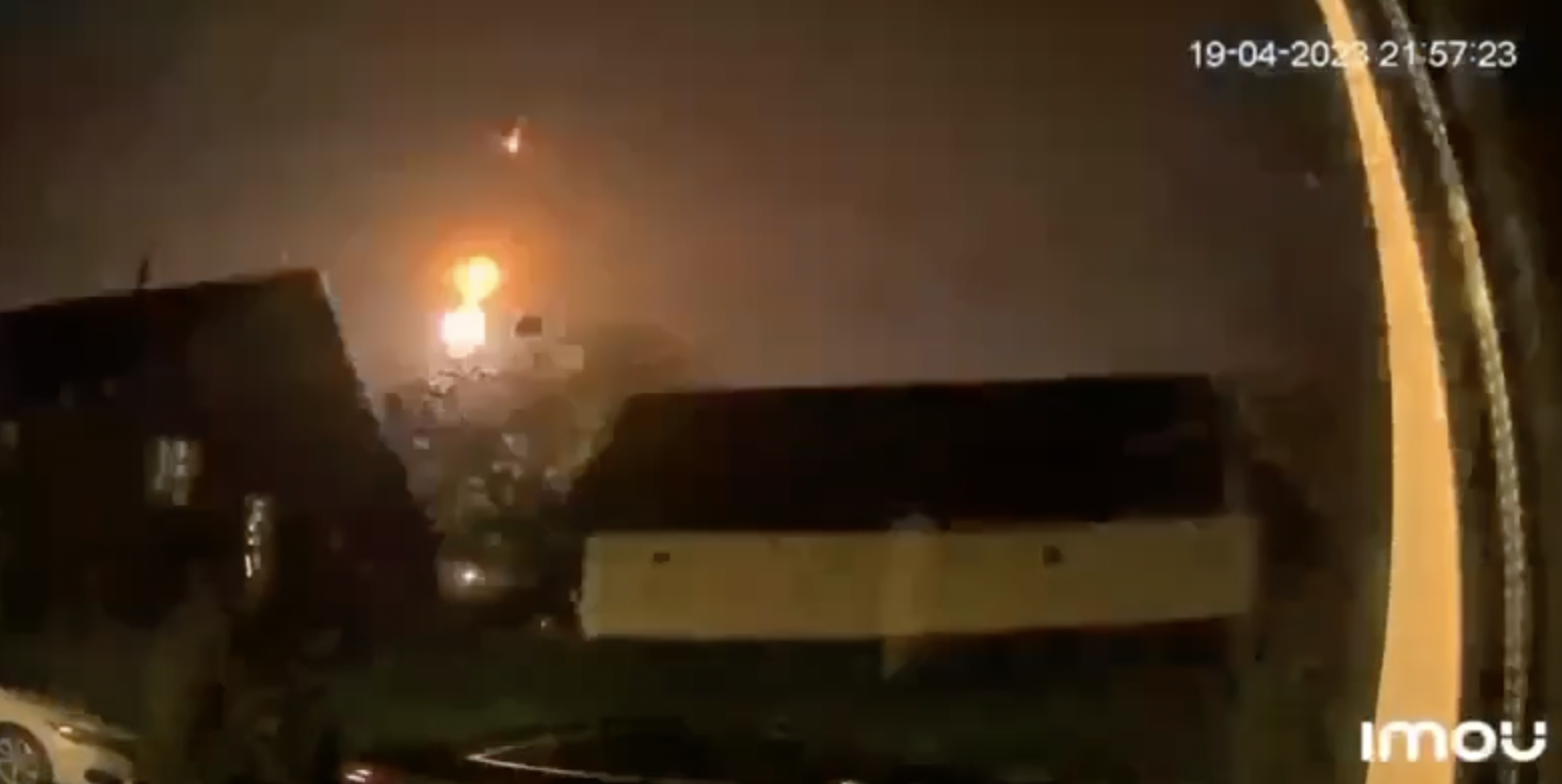 В Киеве заметили странные вспышки в небе и слышали взрыв: что это могло быть