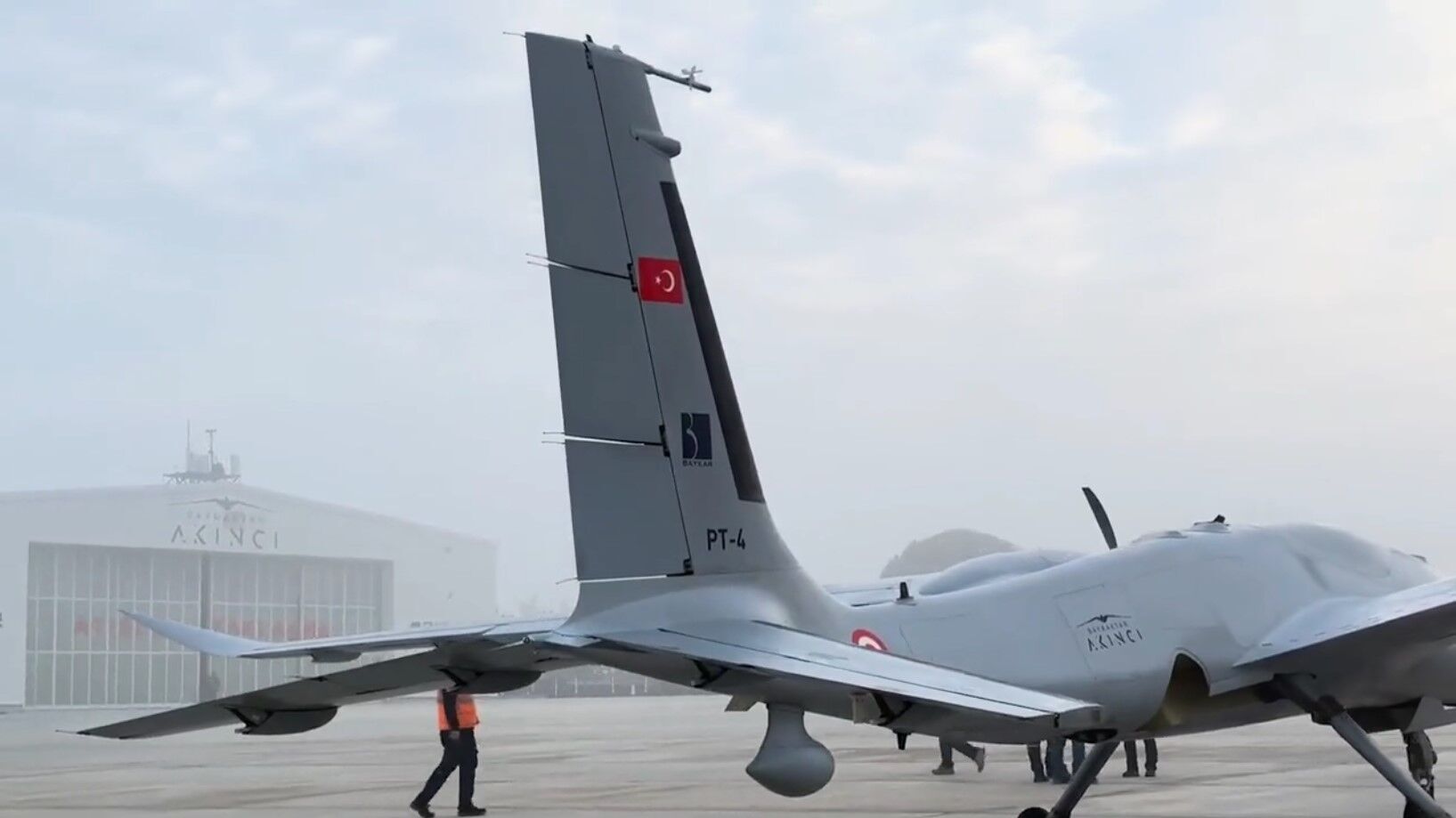Турецький безпілотник AKINCI з українським двигуном дістав ціль за 140 км: фантастичні кадри