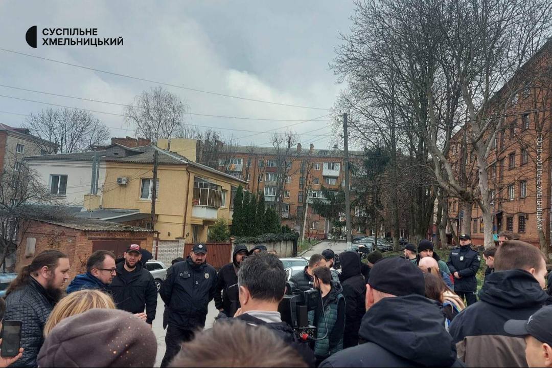 Храм МП в Хмельницком, где избили защитника, решили передать ПЦУ. Все детали столкновений, фото и видео