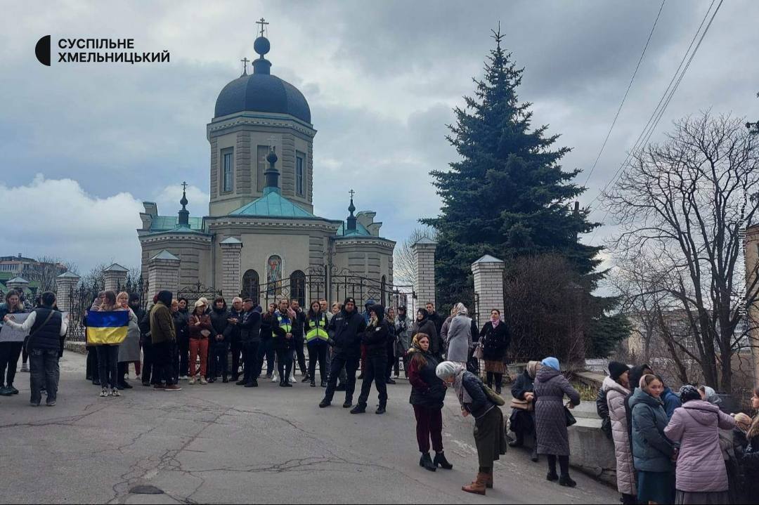 Храм МП в Хмельницком, где избили защитника, решили передать ПЦУ. Все детали столкновений, фото и видео