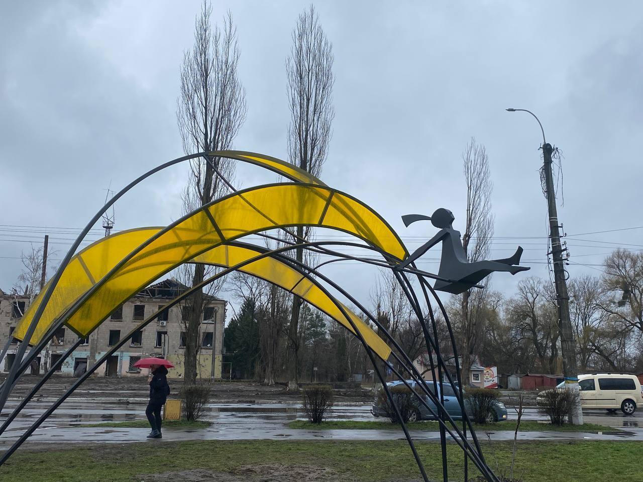 В Бородянке в годовщину деоккупации Киевщины открыли скульптуру "Девочка под солнцем". Фото