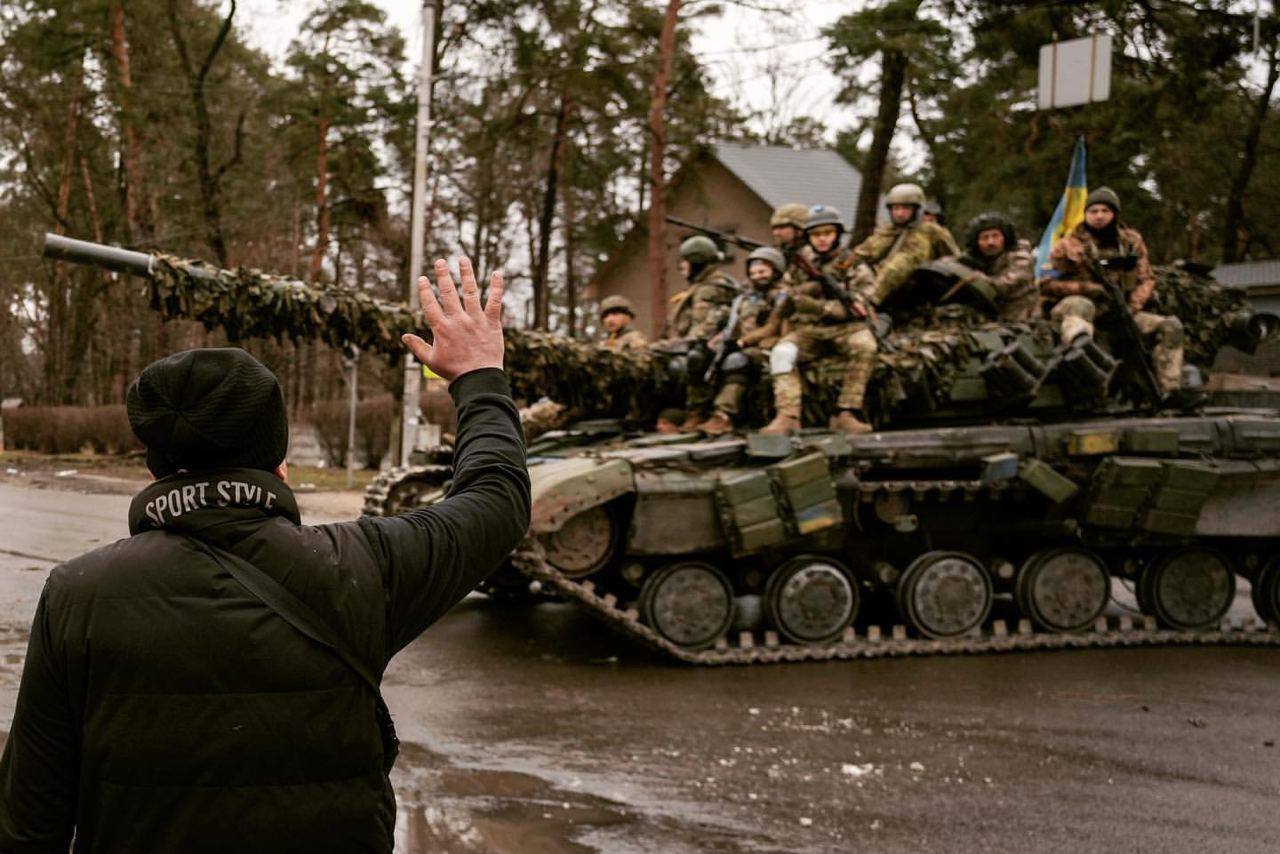 Житель приветствует украинских воинов