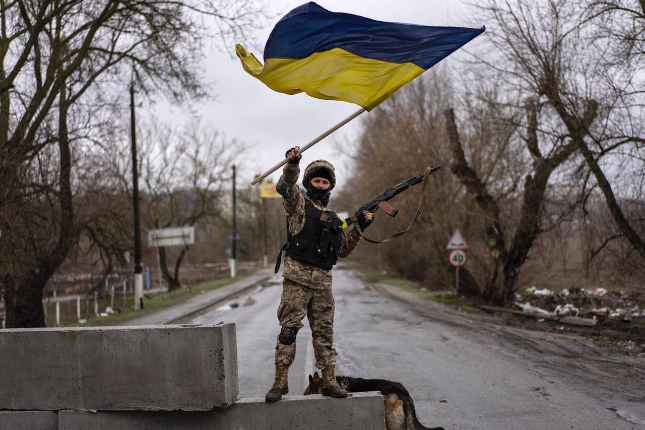 Украинский воин с сине-желтым флагом