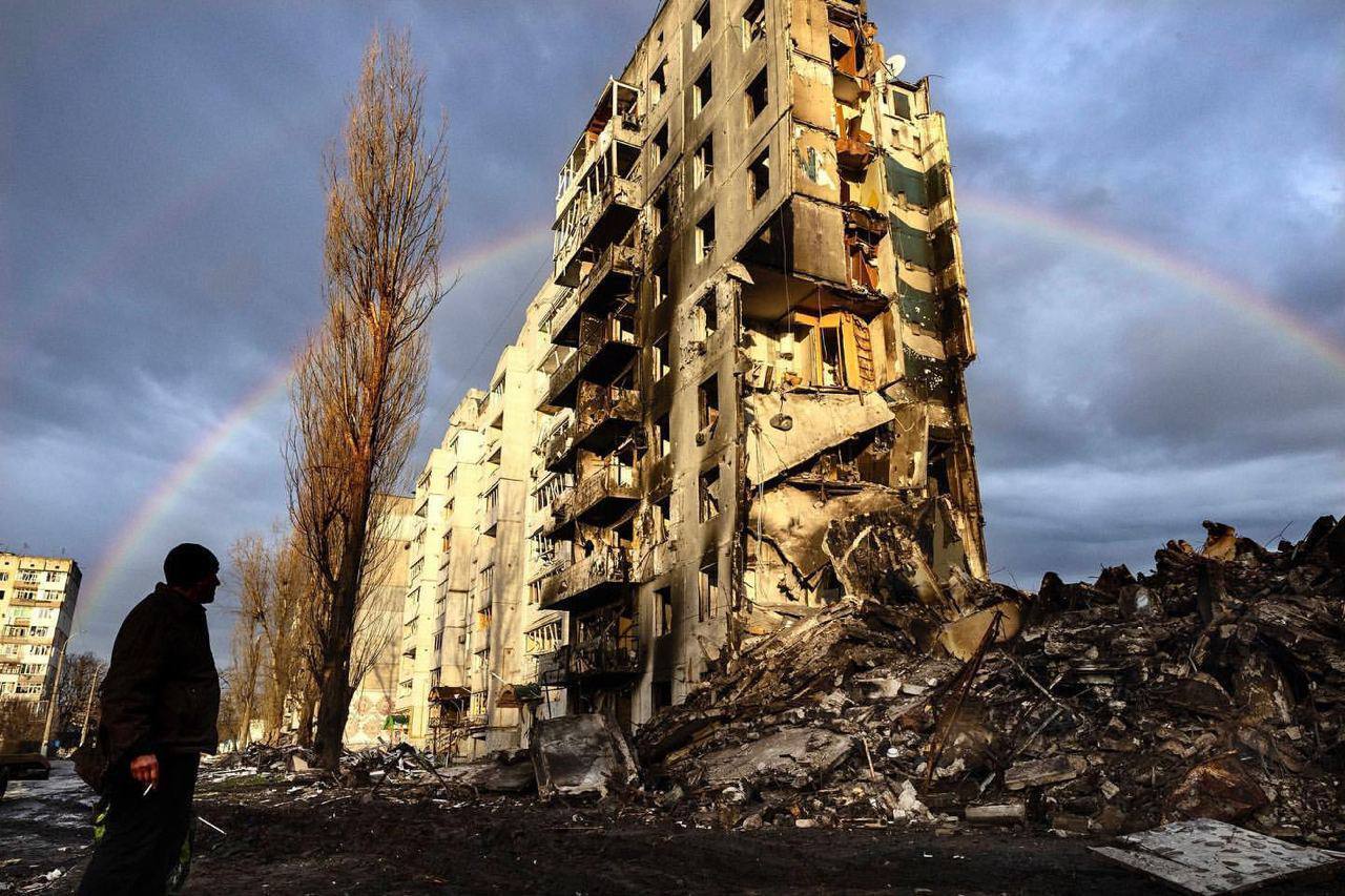 Радуга над домом, разрушенным ВС РФ